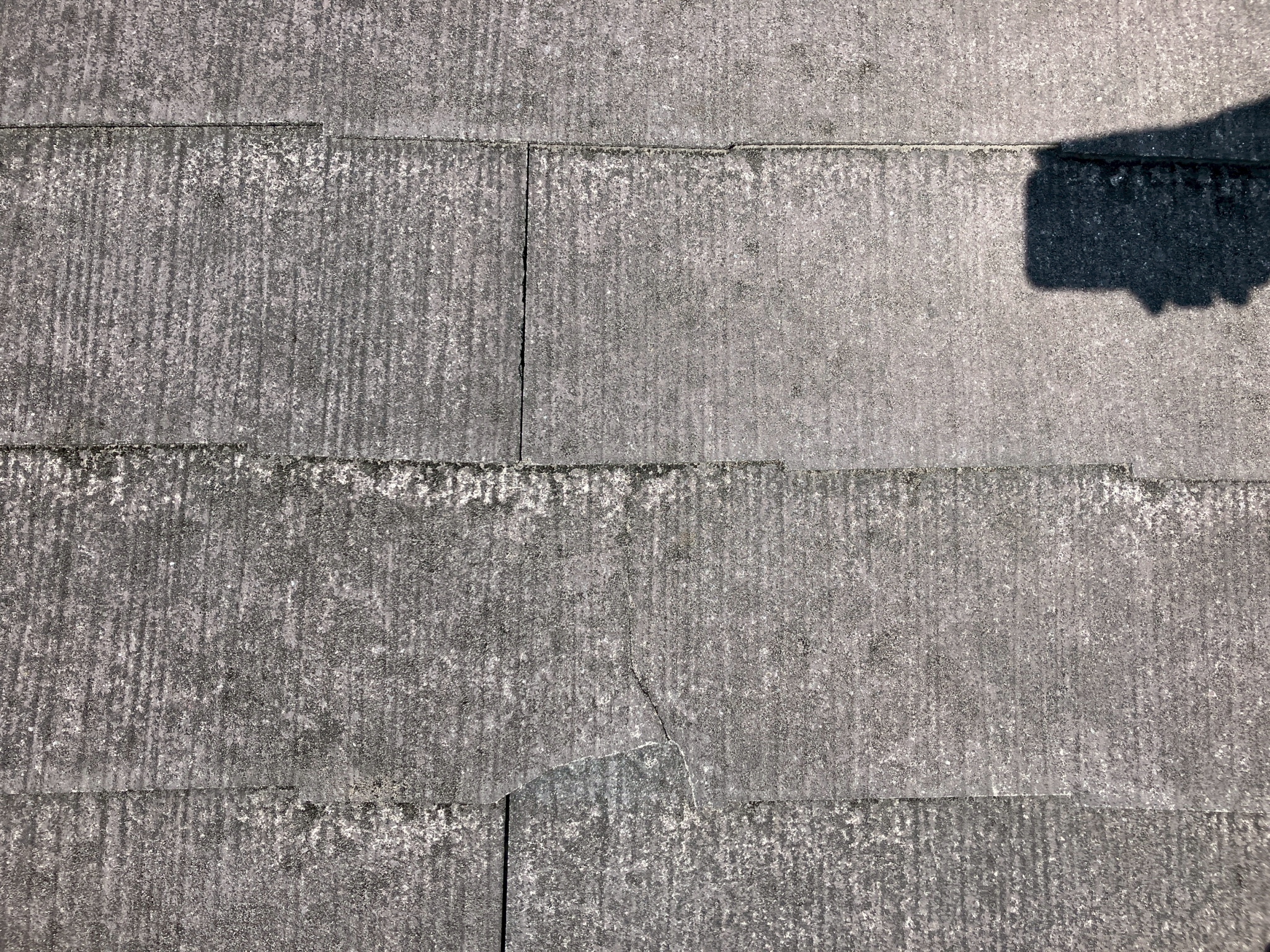 化粧スレートが割れている